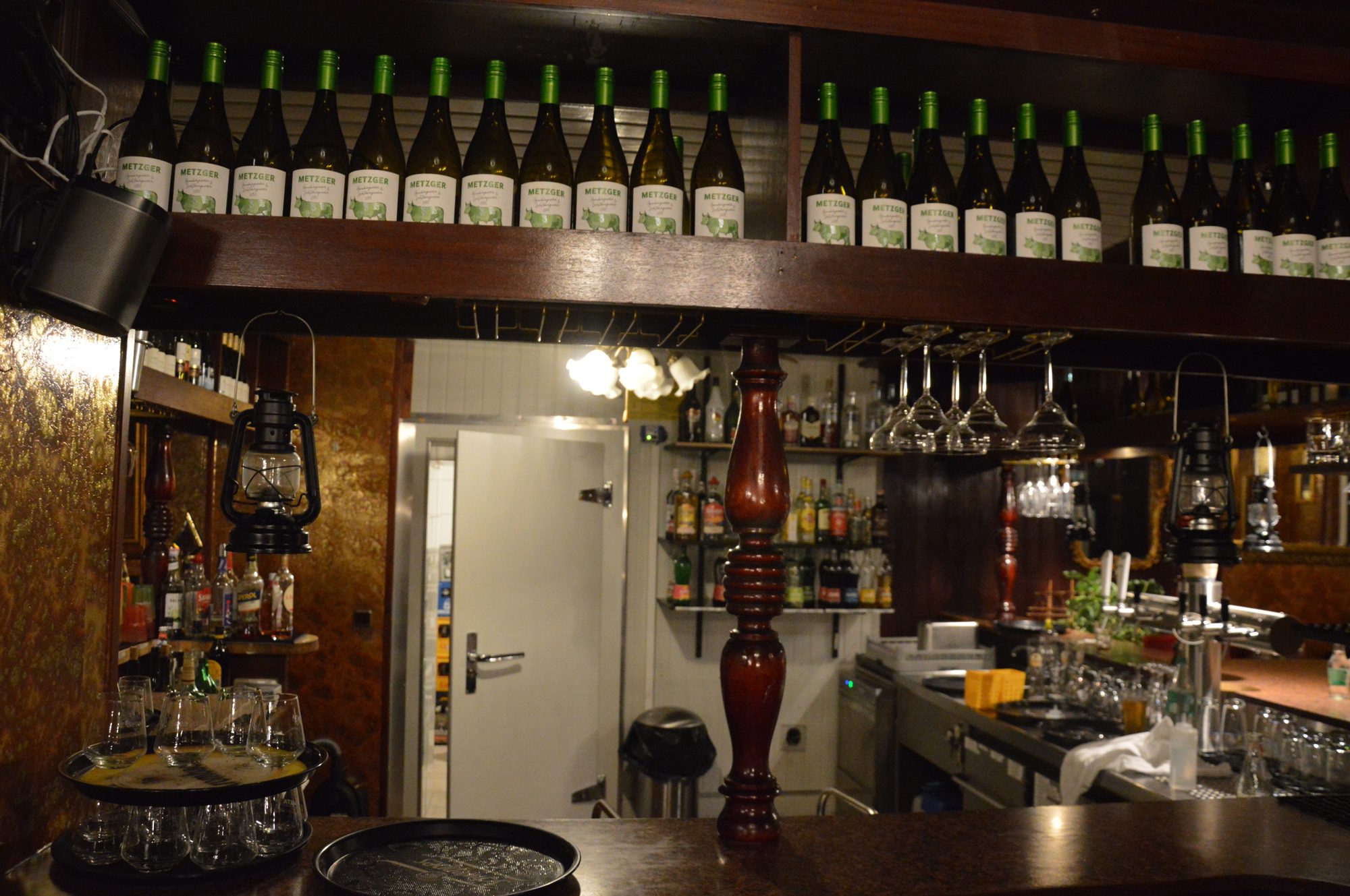 Unsere Bar mit Weinauswahl