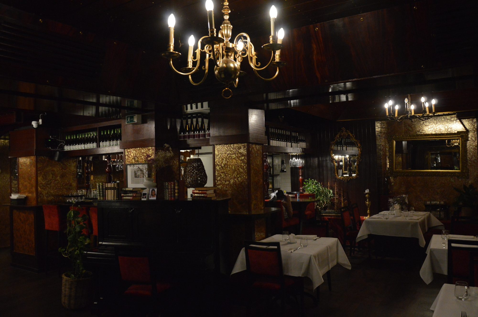 Blick in den Gastraum mit Bar und Klavier